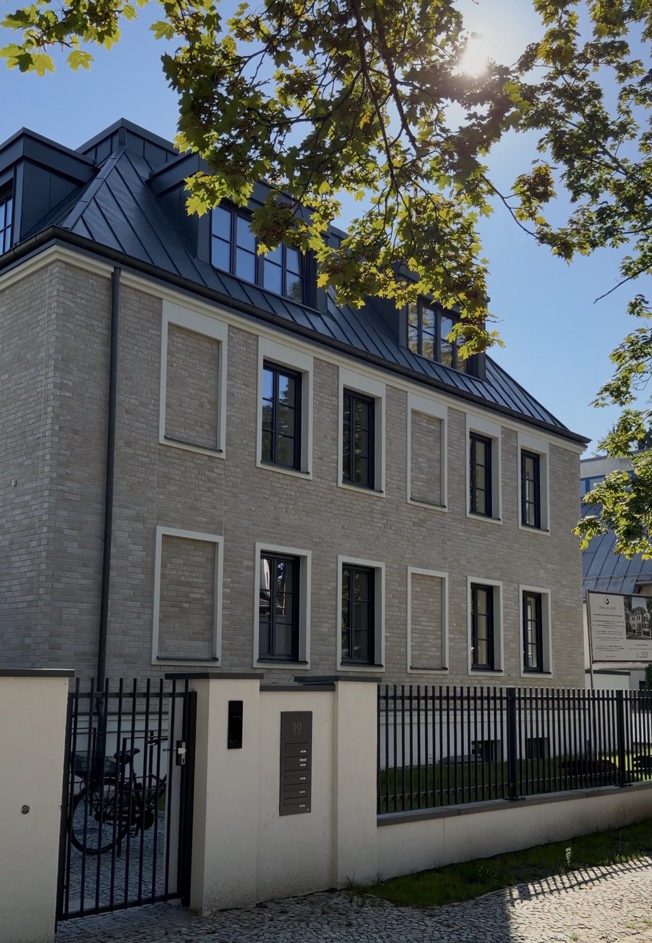 Außenansicht einer von Elina Sapiro präsentierten Villa